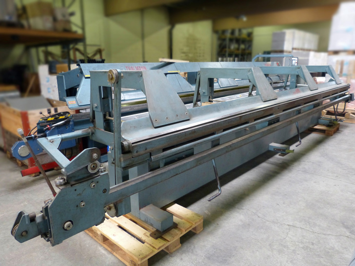 Teilmechanische Langabkantmaschine mit Rollenschere (um 1960)