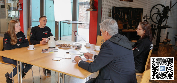 Stine Klosa, Kevin Tschischka und Claudia Sperber sprechen mit Andreas Buck (2. v. r.) über die Zukunft der Branche - © Bild: BAUMETALL
