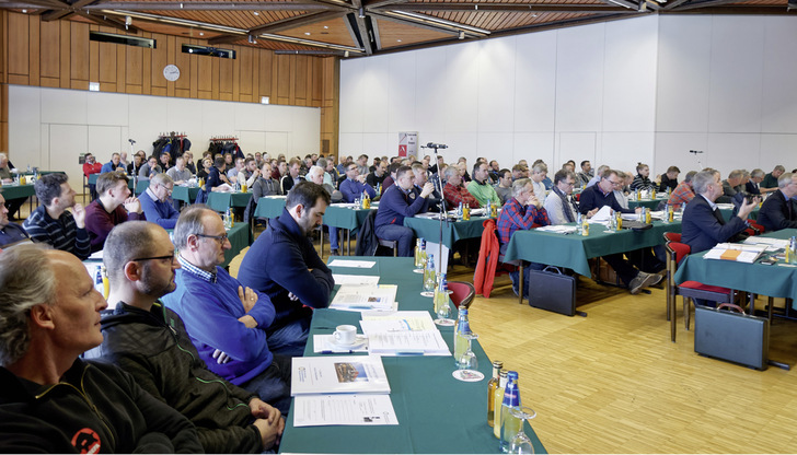 Blick in den Veranstaltungssaal des ­Klempnertreffs im Kurhaus Titisee - © Bild: K. Walter
