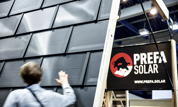 Elegant Strom zu produzieren ist mit dem Solardach von Prefa möglich - © Bild: Prefa / Croce & Wir
