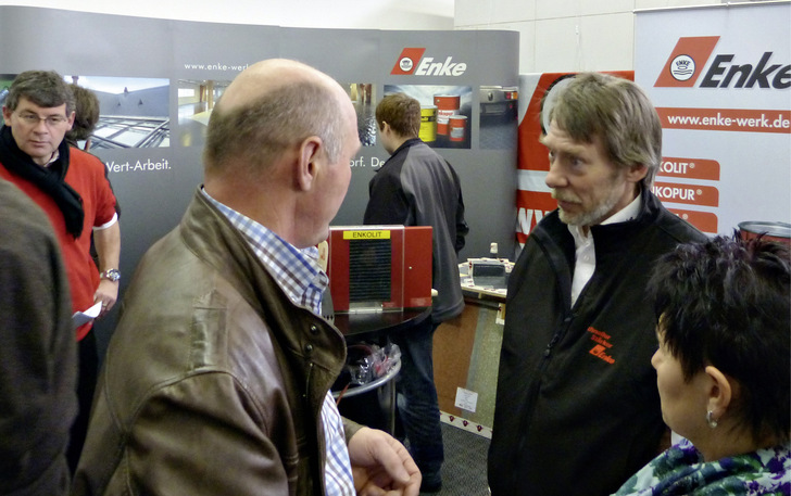 Fachgespräch am Enke-Infostand: Dipl.-Chem. Klaus Höhnemann informiert über Flüssigkunststoffe wie Enkopur, Enkolan oder Enkryl und andere Enke-Produkte