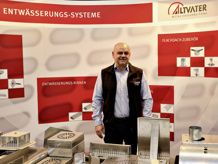 Dieter Barth präsentiert diverse Entwässerungssysteme