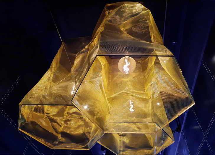 Kreative Handarbeit: Aus goldenen MeshArt-Geweben können zum Beispiel außergewöhnliche Leuchtkörper gefertigt werden