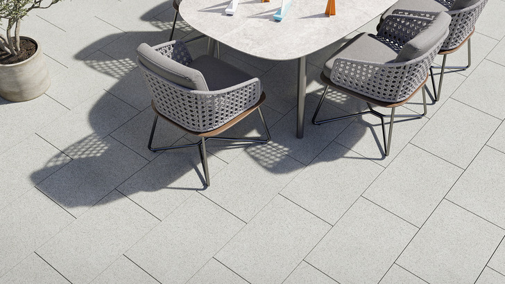 Die Terrassenplatten Silence von FCN zeichnen sich durch eine diamantgeschliffene und feingestrahlte Oberfläche mit seidenmattem Finish aus