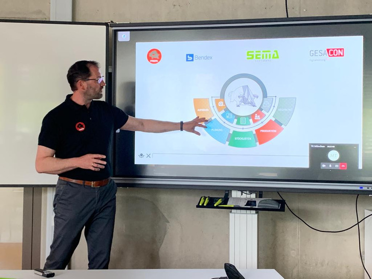Berthold Ruck (Prefa) erklärt die typische Funktionsweise optimaler technischer Kommunikation im Fachbetrieb - © Prefa
