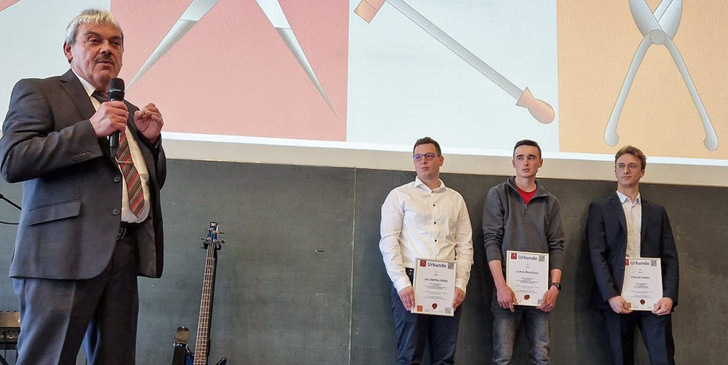 Peter Mast beglückwünscht die Jahrgangsbesten: Jan Steffen Watzl (97,67 Punkte, Theorie / Ausbilder: Stelzer, Ellwangen)   Lukas Buchholz (91,29 Punkte, Praxis /Ausbilder: Maurer & Kaupp, Schramberg) Patrick Setzer (95,10 Gesamtpunkte / Ausbilder: Mayer & Zeltwanger, Stuttgart)