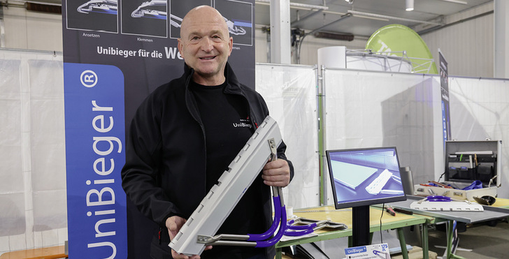 Andreas Tscheinig erklärt, wie vorteilhaft die Herstellung von Traufabschlüssen mit dem Uni-Bieger ist