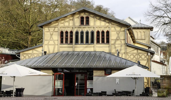 Formschönes Leistenvordach einer Brauereigaststätte in Calw, Nordschwarzwald