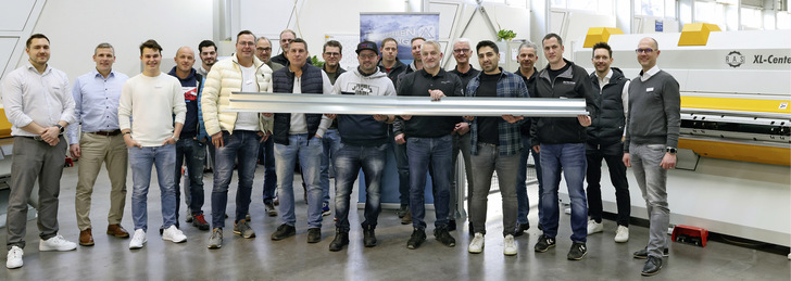 Zufriedene Workshopteilnehmer im RAS-Showroom - © Bild: BAUMETALL
