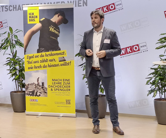 Alex Eppler referiert über Klimawandel und Energiekrise, die Zukunft des ­Bauens und Auswirkungen auf die Gebäudehülle - © Bild: Erika Hofbauer
