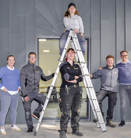 Die Auszubildenden Denis, Lea und Kevin mit Ina Hörnschemeyer (l.), Lisa (auf der Leiter) und ­Holger Henzel (r.) - © Bild: Rene Sutthoff/Konsequent PR
