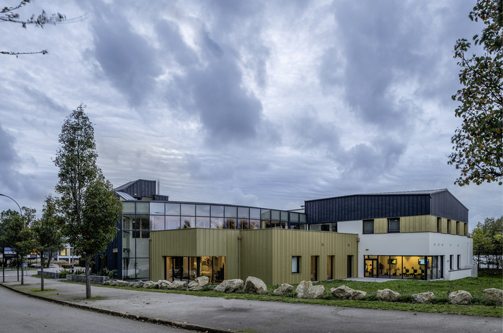 Das Wellnesszentrum Séquoia fügt sich harmonisch in die Landschaft ein - © Bild: El Zinc / Cyrille Pawloski
