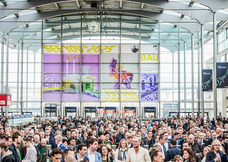 Erwischt: Auch Krehle-Vertriebsleiter Hannes Gayer besucht die Bau 2023 - © Bild: Messe München
