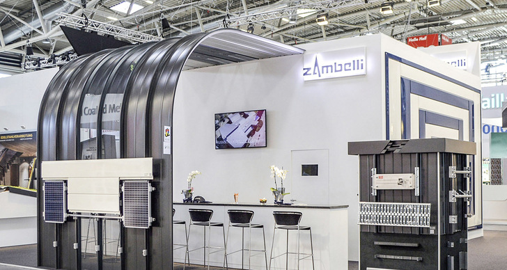 Rund um das Zambelli-Rib-Roof-System wurden u. a. der neue Rollenclip und diverse Befestigungssysteme für PV-Module oder Sicherheitsanschläge präsentiert