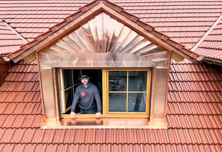 Herzblutspengler Michael Faschinger strahlt mit seinem Tagwerk um die Wette - © Bild: M. Faschinger
