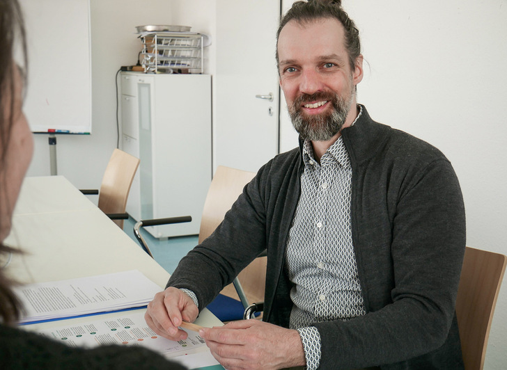 Lars Kiefer, Leiter des Kompetenzzentrums Mediensucht in Singen und Referent beim HWK-Workshop Mediensucht - © Bild: HWK KN
