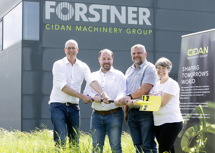 Cidan-Spatenstich in Feldkirch: Petter Hjelmqvist (CEO und Präsident), Raphael Büchel (Verkaufsleiter), Elmar Burtscher (Produktionsleiter) und Daniela Schelling (Finanzleiterin)