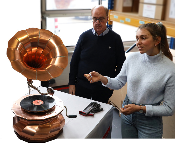 Spenglermeisterin Jennifer Konsek ist eines der Gesichter der Dach+Holz International 2024 - © BAUMETALL
