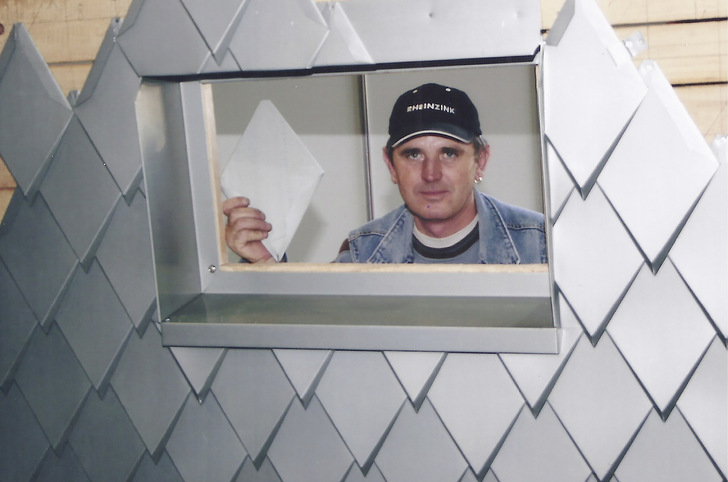 Gyula Kozma beim Bau eines Fassadenmusters