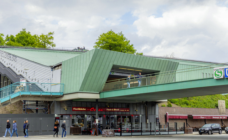 Kurz vor Fertigstellung ist die Trapezprofil-Unterkonstruktion an der Westfassade gut zu erkennen - © Bild: Jan Sieg
