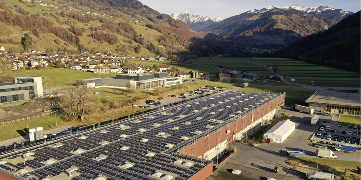 Die Schweizer Trumpf-Niederlassung hält den eigenen ­Energieverbrauch möglichst gering und setzt maximal auf grünen Strom - © Bild: Trumpf
