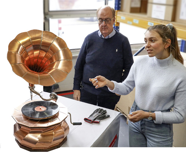 Finalistin beim Meisterstück des Jahres: Jennifer Konsek im Fachgespräch mit BAUMETALL-Wettbewerbsjuror Walter Müntener - © Bild: BAUMETALL
