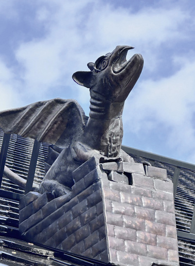 Stolz sitzt Wenzels Kupferdrache auf einem Dachversatz