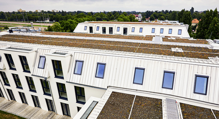 Am Mariendorfer Damm in Berlin wurde ein Geschäftsgebäude aufgestockt. Mit dem großflächigen Naturdach von Kalzip wird eine Sedum-Bepflanzung für pflegeleichte Grünflächen sorgen