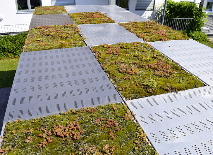 Vollflächig über einem Stehfalzdach montierte Klimamodule