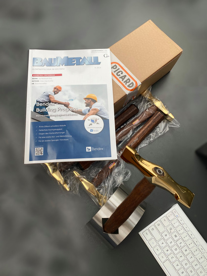 Die begehrten goldenen Picard-Kreuzschweifhämmer sind in der Redaktion angekommen. Welche Namen die Trophäen des Wettbewerbs zieren, können Sie mitbestimmen