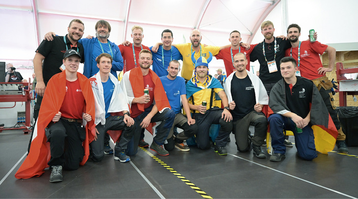 Eine internationale Gemeinschaft – Gruppenbild der Spengler mit ihren Betreuern