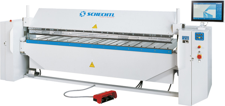 Schechtl MAE(li.): Mit kraftvollem Spindelantrieb ­repräsentiert sie die ­Leistungsspitze unter den motorischen Schwenk­biegemaschinen - © Bild: Schechtl
