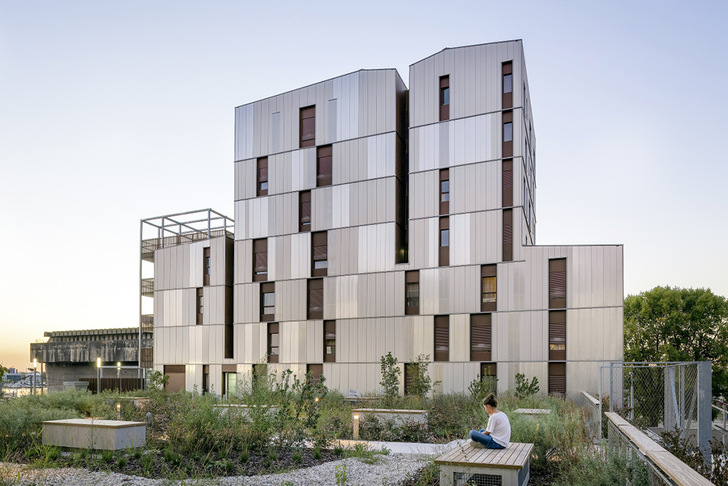 Mit den Siding-Paneelen von Zambelli können ausdrucksstarke ­Gebäudeansichten sowie Fugenbilder erzeugt werden