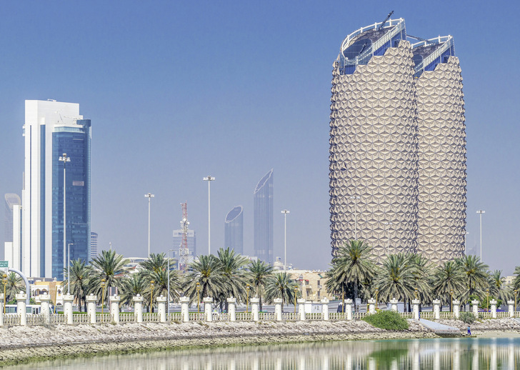 Fassadenelemente der Al-Bahr-Türme in Abu Dhabi passen sich an ­äußere Bedingungen an - © Bild: neiezhmakov - stock.adobe.com
