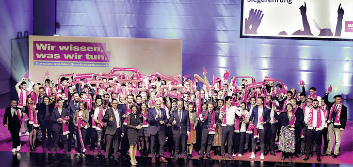Meisterfeier des ­Leistungswett­bewerbes des ­Deutschen Handwerks (PLW) 2022 in der Schwabenhalle in Augsburg