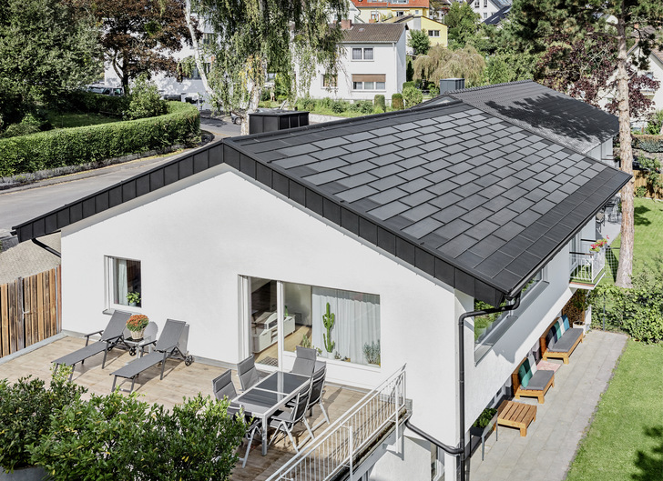 Die Prefa-Solardachplatte kann unauffällig in die Dachfläche integriert werden - © Bild: Prefa I Croce & Wir
