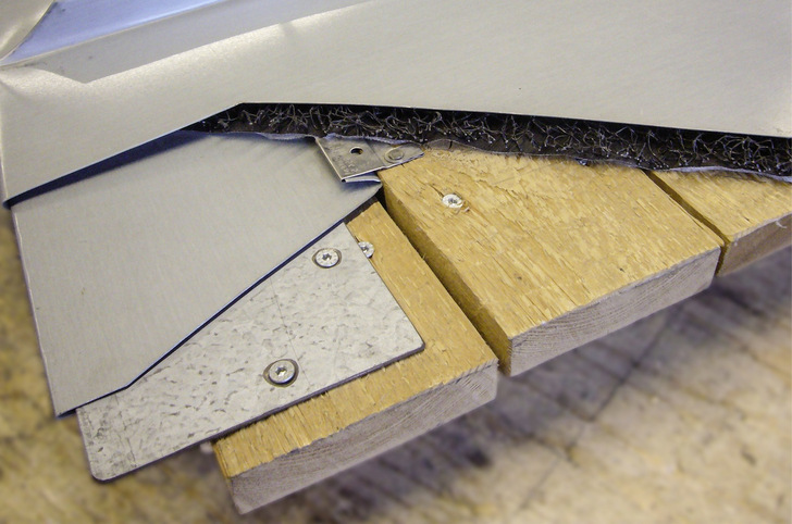 Konstruktionsschnitt eines fachgerechten Traufanschlusses