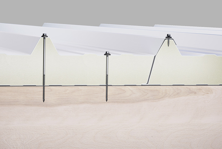 Die neue Bohrschraube CXCW von SFS bietet eine spanlose Befestigung von Sandwichelementen. Um ein Spalten der Unterkonstruktion zu vermeiden, verfügt die Schraube über zusätzliche Fräsrippen