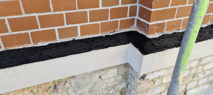 Der bituminöse Blechkaltkleber Enkolit zeichnet sich durch eine ganze Reihe unerreichter Vorteile aus und das seit über 50 Jahren. Zu den bedeutendsten Pluspunkten zählen der Korrosionsschutz sowie die enorme Sturmsicherheit durch die vollflächige Verklebung