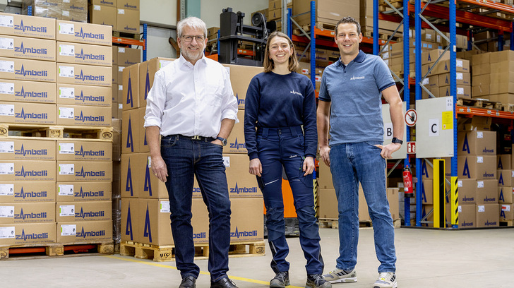 Die Zambelli-Geschäftsführer Andreas von Langsdorff (l.) und Johannes Ranzinger (r.) mit Jennifer Konsek (Jenni vom Dach) - © Bild: Zambelli Holding GmbH
