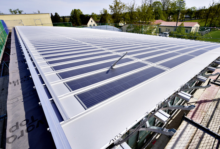 Eine schnelle, ­wirtschaftliche ­Dach­sanierung trägt in Kombination mit ­AluPlusSolar ­doppelt zur ­Nachhaltigkeit bei - © Bild: Kalzip GmbH

