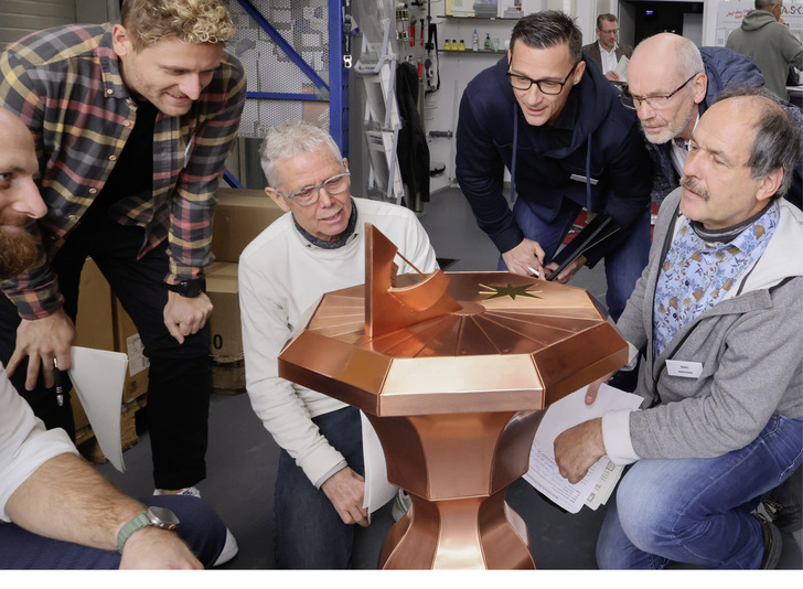 Fachmännisch: BAUMETALL-Juroren begutachten die Sonnenuhr von Jakob Schöttl