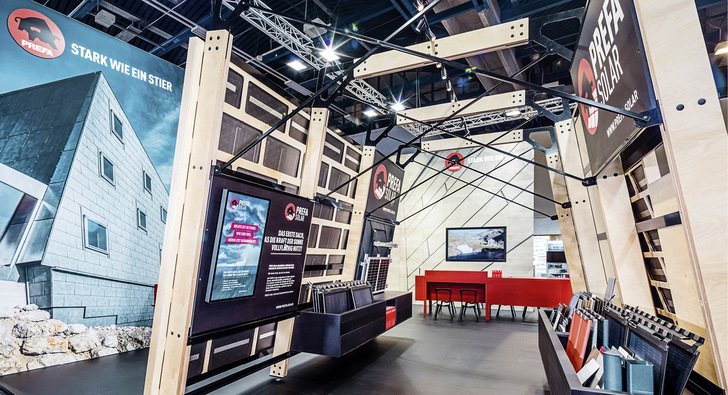 Blick auf den informativen ­Prefa-Messestand - © Bild: Prefa | Croce & Wir
