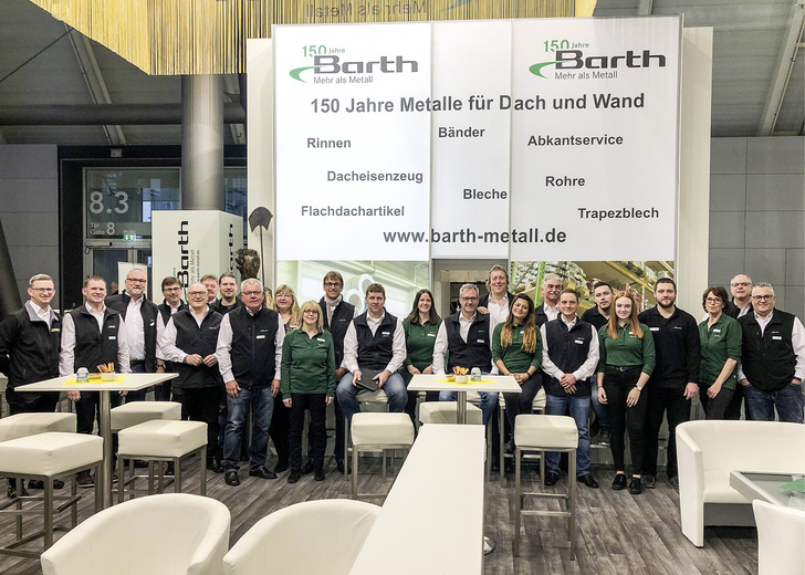 Das Team von Barth blickt optimistisch auf die bevorstehende Fachmesse und das damit verbundene Heimspiel auf der Dach + Holz - © Bild: Gustav Barth GmbH
