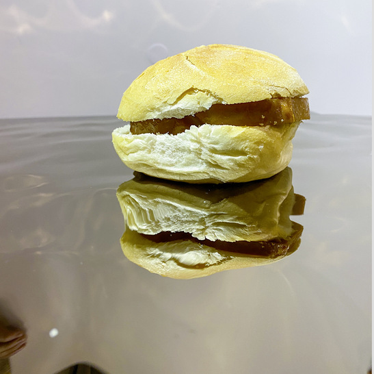  Appetitanregende ­ Kombination: Eine ­Leberkässemmel und Edelstahl als Water Rhythm