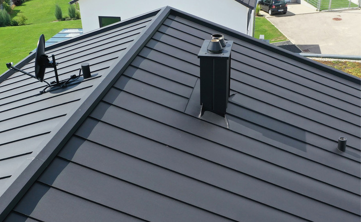  Selbst ein perfekt verlegtes Metalldach ist nur so gut wie seine Detailausbildungen. Fachgerecht eingefalzte Verwahrungen sind für die dauerhafte Funktion unerlässlich und zeigen die Handschrift des Klempners