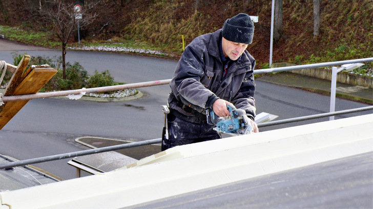 Zuschneiden des PU-Dämmelementes mit zwei oberflächenbündig und wasserfest ­verklebten Einlagen aus 110 x 22 mm großen ­Mehrschichtholzleisten - © Bild: Puren GmbH
