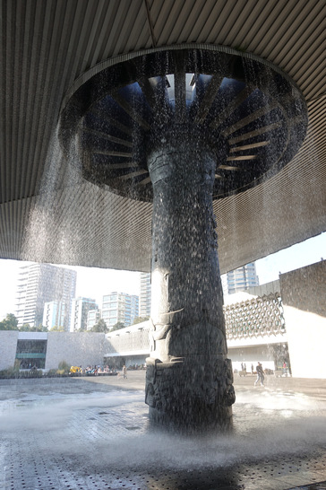 Die Dachkonstruktion wird von einer einzigen Bronzesäule getragen die gleichzeitig von einem künstlichen Wasserfall umspült wird. - © lookatbuck für BAUMETALL

