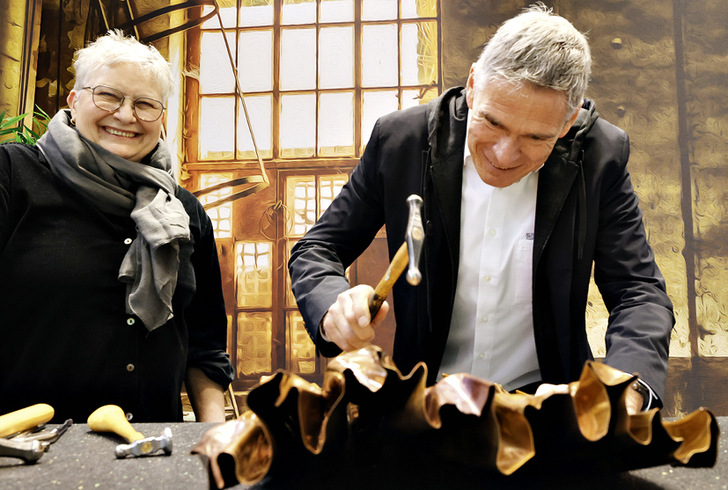 Manuela ­Geugelin ­instruiert Andreas Buck im Kunst­hämmern - © Bild: BAUMETALL
