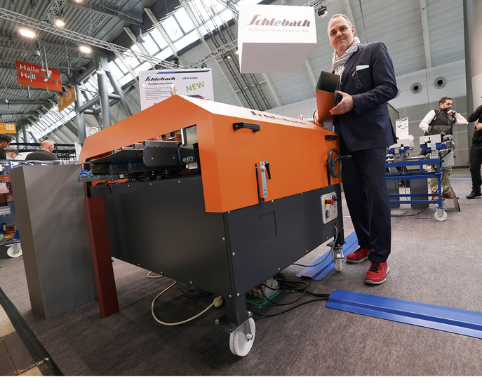 Schlebach-Geschäftsführer Christoph Gerigk stellt die Profiliermaschine HPM-HVAC zur Herstellung von Luftkanälen vor - © Bild: BAUMETALL
